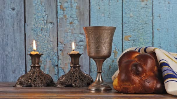 Velas de mesa de víspera de Shabat y copa de vino con pan de jalá cubierto , — Vídeos de Stock