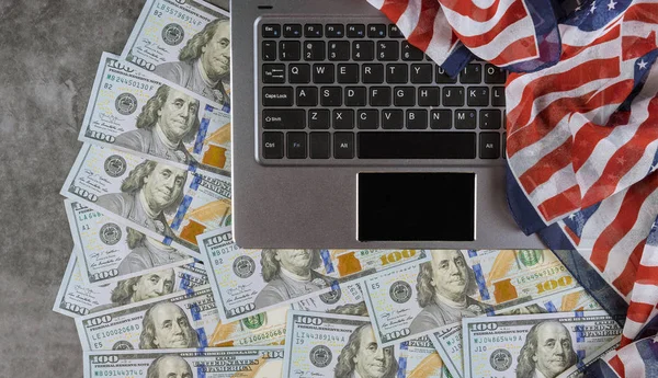 Notas de dólar americanas colocadas em um teclado de computador vista superior bandeira americana — Fotografia de Stock