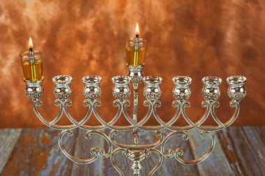 Menorah. Geleneksel bir Yahudi bayramı. Yanan bir Hanuka mumunun ilk mumu.