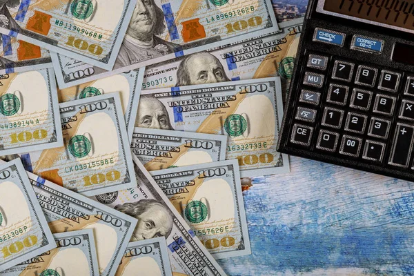 Boekhouding berekening van de kosten economische calculator en 100 dollar — Stockfoto