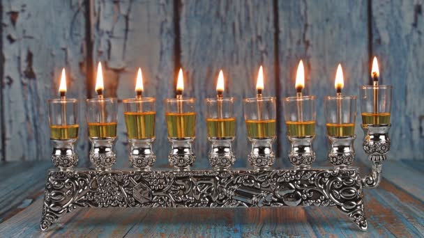 Ortodoxní židovské světlo Chanuka menorah se svíčkami olivového oleje. — Stock video