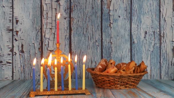 Menorah avec des bougies brûlantes et des beignets, Hanoucca Vacances — Video