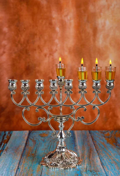 Yahudi bayramı bayramının üçüncü gününde mum yakar. Mumlar menoranın yanan ışığıdır. — Stok fotoğraf