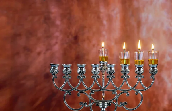 Menorah vier Chanoeka kaarsen branden in hanukkiah op lichte feestdag. — Stockfoto