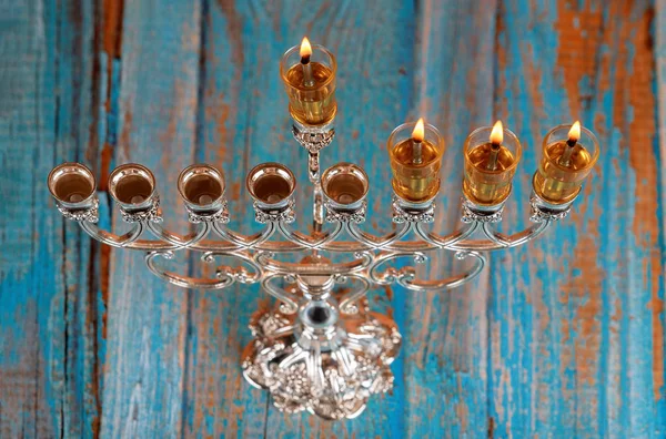 Steek kaarsen aan op de derde dag van de Joodse feestdag Chanoeka. kaarsen branden licht van menorah — Stockfoto