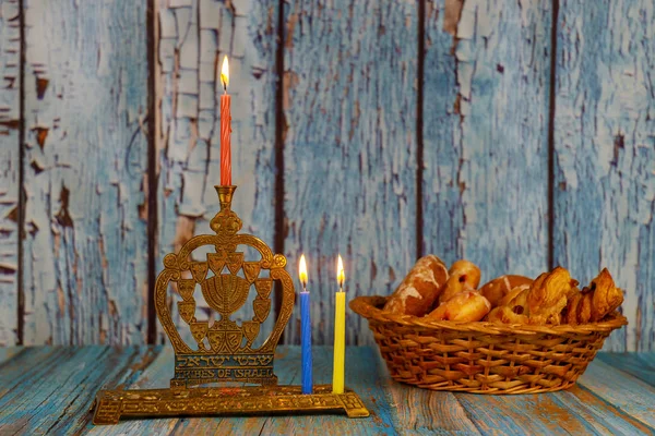 Második napja Hanuka égő hanuka gyertyák Hanukkiah hagyományos Candelabra — Stock Fotó