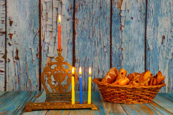 Luzes velas no terceiro dia do feriado judaico Hanukkah. velas estão queimando luz de menorah — Fotografia de Stock