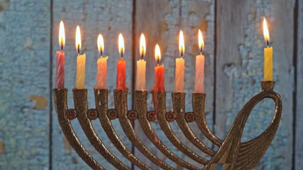 Menorah con todas las velas encendidas. Hanukkah velas celebrando — Vídeos de Stock