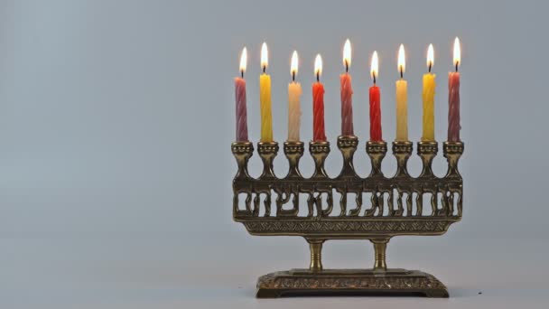 Εβραϊκή Μενόρα ανάβει κεριά Χάνουκα καίγοντας — Αρχείο Βίντεο