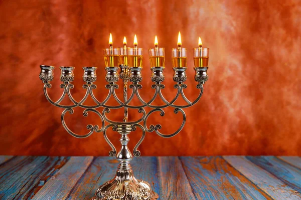 П'ятий день Хануки свічки палять у світлі єврейського свята. — стокове фото