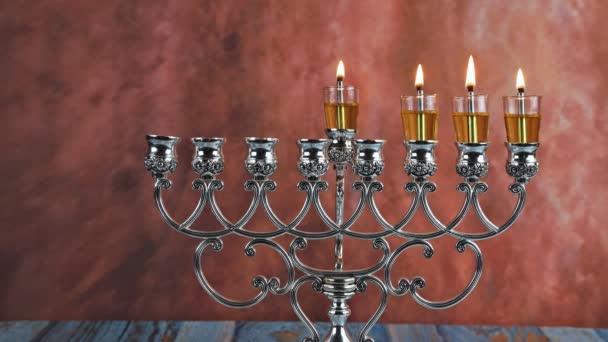 Steek kaarsen aan op de derde dag van de Joodse feestdag Chanoeka. kaarsen branden licht van menorah — Stockvideo