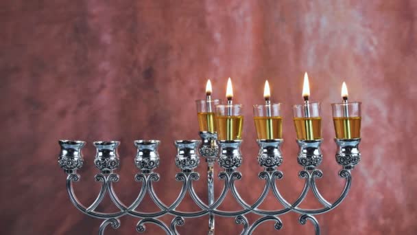 Yahudi bayramının dördüncü gününde beş Hanuka mumları yanıyor.. — Stok video