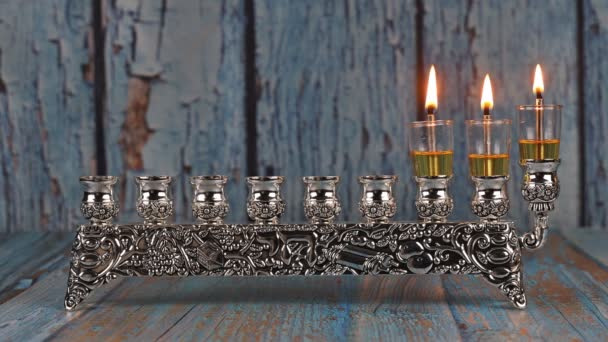 Második napja Hanuka égő hanuka gyertyák Hanukkiah hagyományos Candelabra — Stock videók