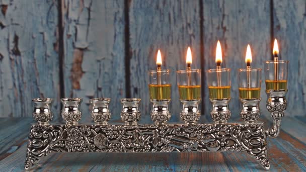 A zsidó ünnep negyedik napján az öt hanuka gyertya ég a menóra fényében. — Stock videók
