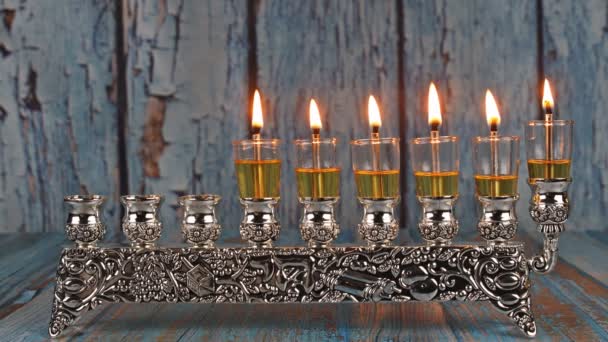 Le candele di Hanukkah di quinto giorno stanno bruciando su luce della vacanza ebrea — Video Stock