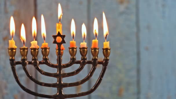 Ханука еврейский праздник с менорой канделябра — стоковое видео