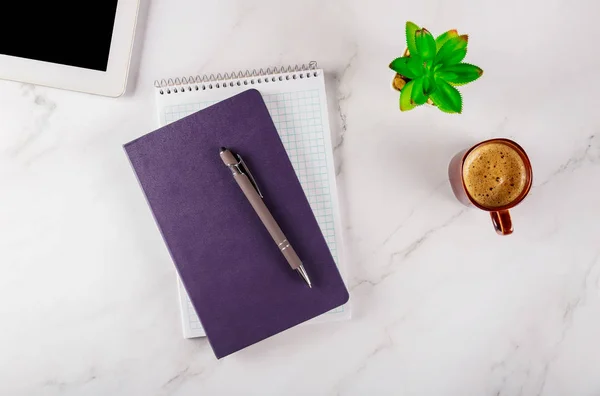 Cosas de oficina con bloc de notas, tabletas de dispositivos digitales y taza de café, toma de vista superior . — Foto de Stock