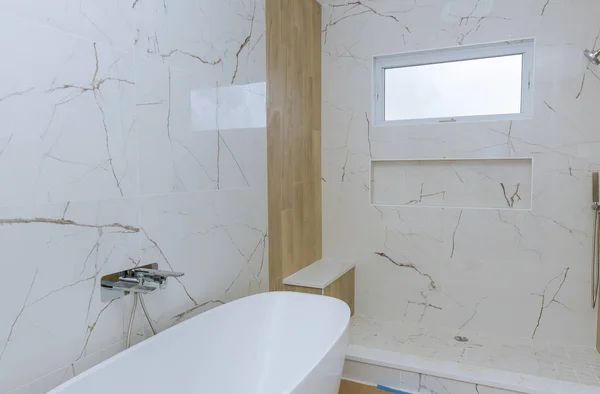 Moderní design koupelna interiér otevřený ve sprše — Stock fotografie
