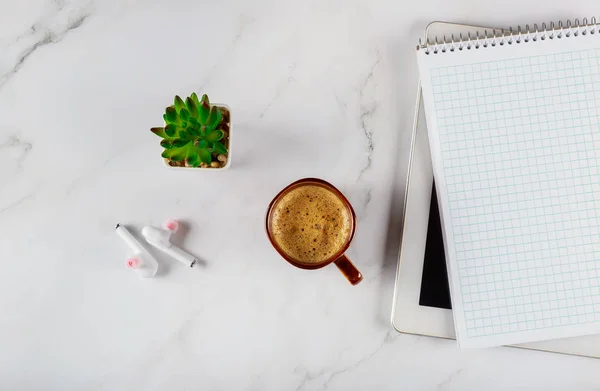 Espacio de trabajo con portátil con auriculares inalámbricos y café en una tableta digital, escritorio de oficina — Foto de Stock