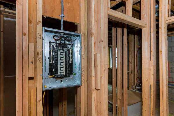Marco interior con voltaje de cuadro de distribución de la construcción del sótano con disyuntores instalación eléctrica — Foto de Stock