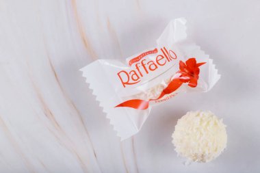 Raffaello, 1990 'dan beri İtalyan Ferrero firması tarafından üretilen şekerler Hindistan ceviziyle kaplıdır. Bir kadın için harika bir hediye..