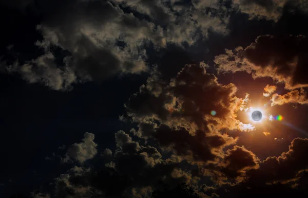 Espacio eclipse solar vista del amanecer desde la luna con una nube dramática —  Fotos de Stock