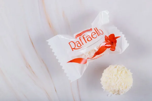 1990年以来、イタリアの会社Ferreroによって製造されたお菓子のブランドであるRaffaelloは、ココナッツで覆われています。女性のための素晴らしい贈り物. — ストック写真