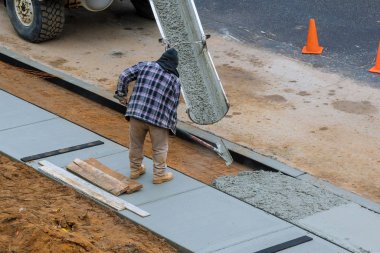 Yeni döşenmiş kaldırıma beton dökme sürecinde