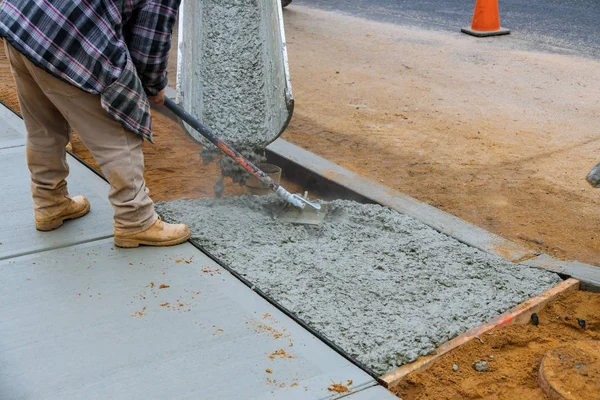 Construction worker pour cement for sidewalk in new residential home — Stock Photo, Image