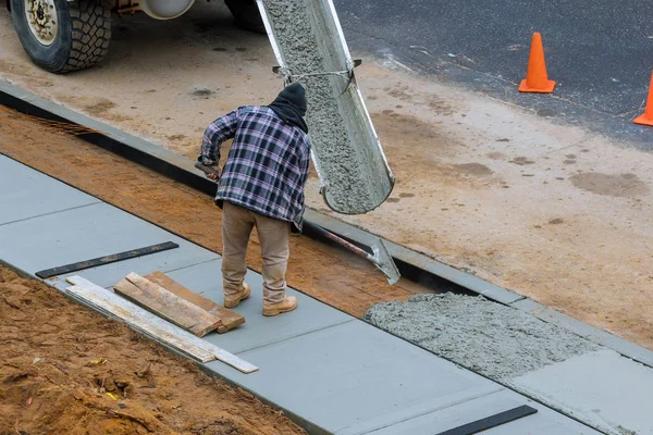 Despejando em processo de derramamento de cimento de concreto na calçada recém-pavimentada — Fotografia de Stock