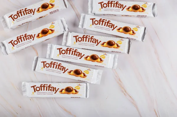 Doces deliciosos com caramelo de doces Toffifee de propriedade da empresa alemã de Berlim August Storck . — Fotografia de Stock