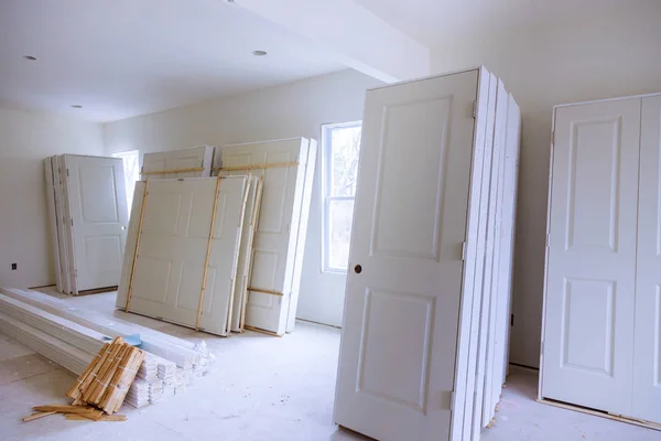 Nueva casa que instala material para reparaciones en un apartamento está en construcción, remodelación, reconstrucción y renovación de la puerta — Foto de Stock