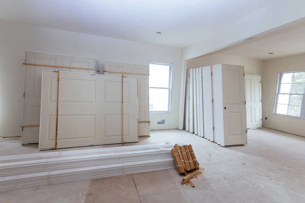 Nieuw huis te installeren materiaal voor reparaties in een appartement is in aanbouw, verbouwing, verbouwing en renovatie deur — Stockfoto