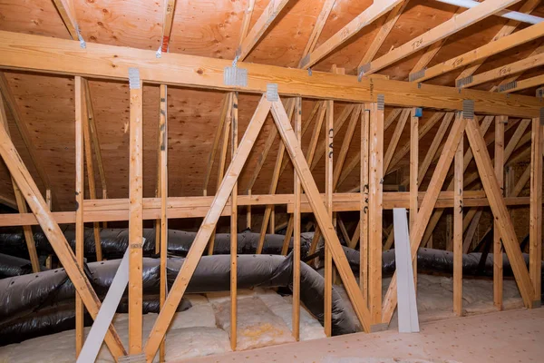 Tubos de ventilación de aire en material de aislamiento de plata en el ático — Foto de Stock