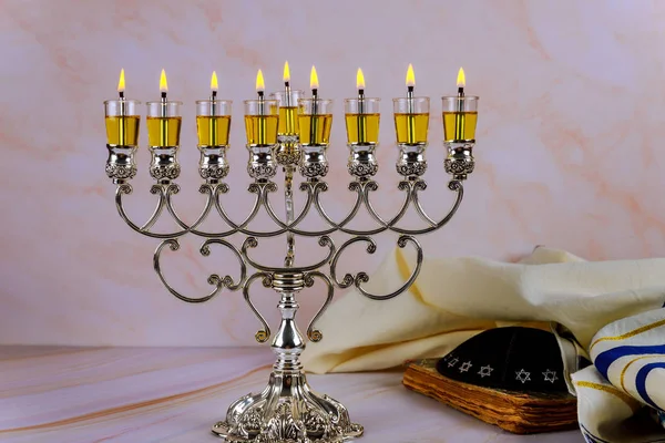 Joodse vakantie hannukah symbolen - menorah — Stockfoto
