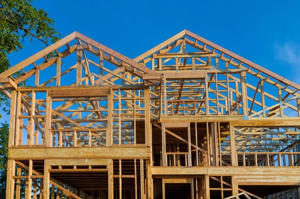 Casa de nueva construcción casa de construcción residencial enmarcando contra un cielo azul — Foto de Stock