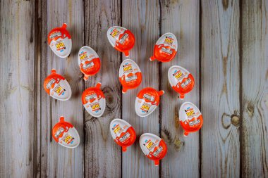 Kinder Sürpriz Çikolata Yumurtaları, Ferrero şirketi tarafından üretilen ve içinde küçük bir oyuncak bulunan bir şekerleme..
