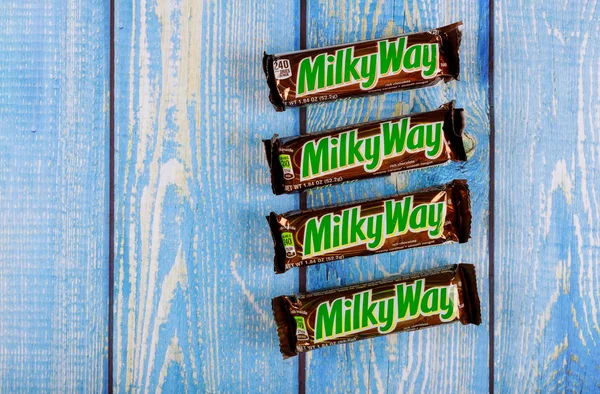 As barras de chocolate de forma leitosa são produzidas pela Mars Incorporated. em 1923 no chocolade de caramelo, chocolade de leite de vanila, chocolade de amendoim , — Fotografia de Stock