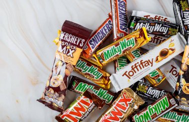 Kurumsal üretilmiş şekerlemeler, Samanyolu, Raffaello, snickers, Twix, Mars, çikolataları koyu çikolatalı ve sütlü. Üst görünüm.