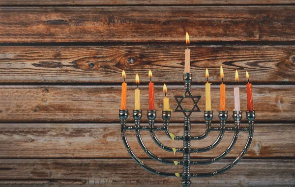 Primer plano de un candelero de Janucá ardiente con velas Menorah —  Fotos de Stock