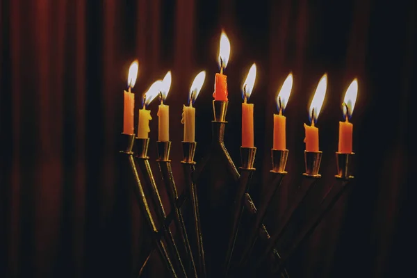 Hanukkah menorah con velas ardientes —  Fotos de Stock