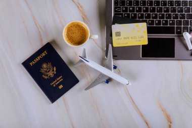 Uçak biletlerini Usa pasaportlu bir kredi kartıyla almak için dizüstü bilgisayarla rezervasyon yaptır.