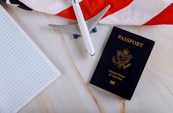 Conceito de viagem para preparação de avião, flat lay notebook com passaporte dos EUA — Fotografia de Stock