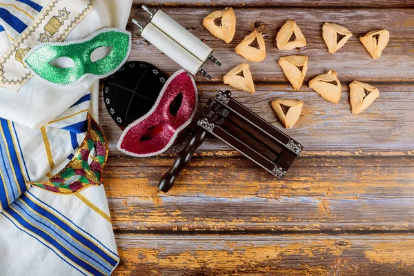 Festa tradizionale di carnevale ebraico Festa di Purim e hamantaschen biscotti, rumorista e maschera, libro sacro, talit, kippa — Foto Stock