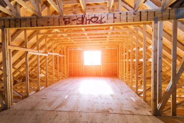 Yeni çerçeve yeni konutun çatı katının iç mimari duvarı.
