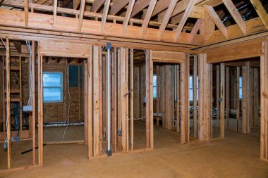 İnşaat halindeki yeni bir evin kiriş çubuğu çerçevesi