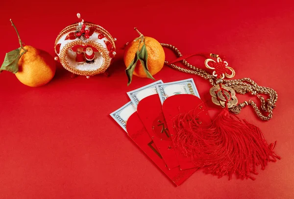 Top ver accesorios Año Nuevo chino festival decoraciones de mandarinas hoja paquete rojo y dinero en dólares — Foto de Stock