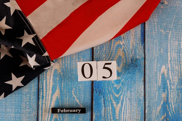 05 Şubat takvimi güzel sallanan yıldız ve çizgili Amerikan bayrağı eski ahşap tahtada. — Stok fotoğraf