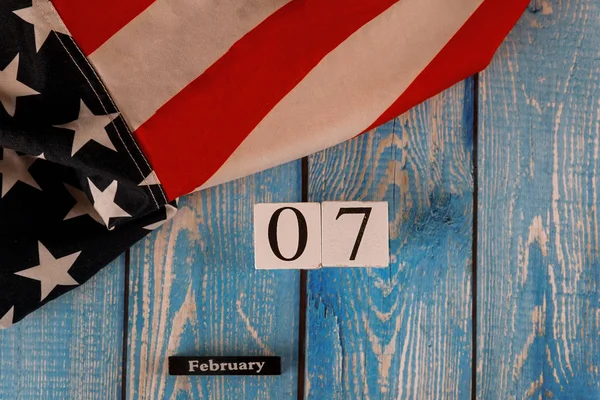 07 Şubat takvimi güzel sallanan yıldız ve çizgili Amerikan bayrağı eski ahşap tahtada. — Stok fotoğraf