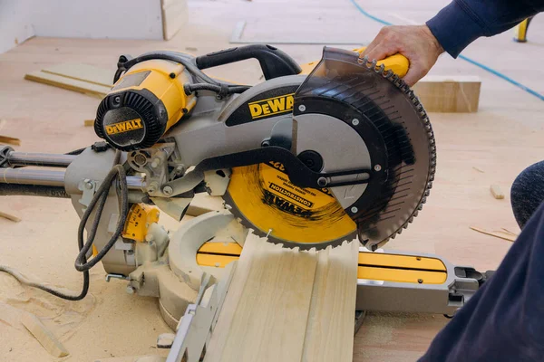 Power miter zaag Dewalt op een gesneden houten trim basis vormen — Stockfoto